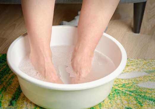 5 Manfaat Meredamkan Kaki dengan Air Es 